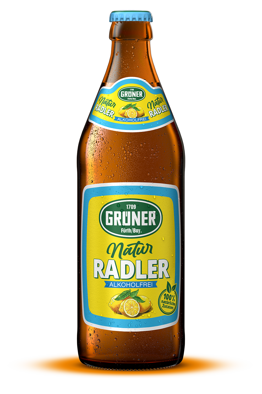 Eine braune Flasche mit kondensierendem Wasser und gelb-grünem Etikett mit Zitronen – Sorte Natur Radler von Grüner Biere