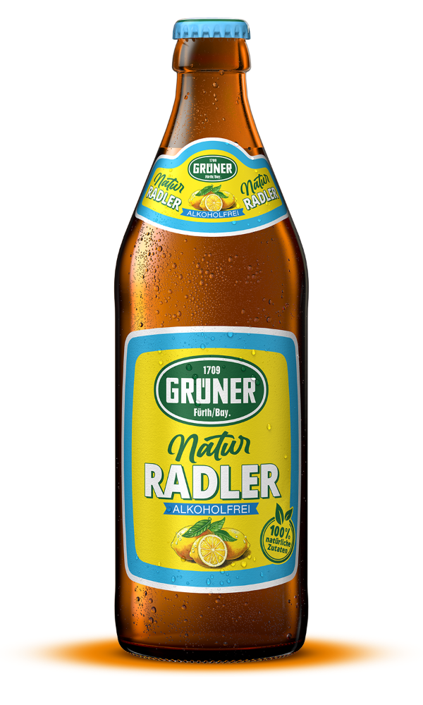 Eine braune Flasche mit kondensierendem Wasser und gelb-blauem Etikett mit Zitronen – Sorte Natur Radler Alkoholfrei von Grüner Biere