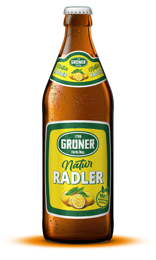 Eine braune Flasche mit kondensierendem Wasser und gelb-grünem Etikett mit Zitronen – Sorte Natur Radler von Grüner Biere