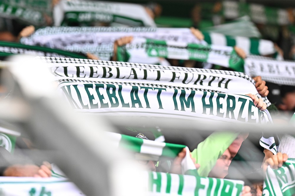Eine Momentaufnahme im Stadion von hochgehaltenen Fanschals vom SpVgg Greuther Fürth.