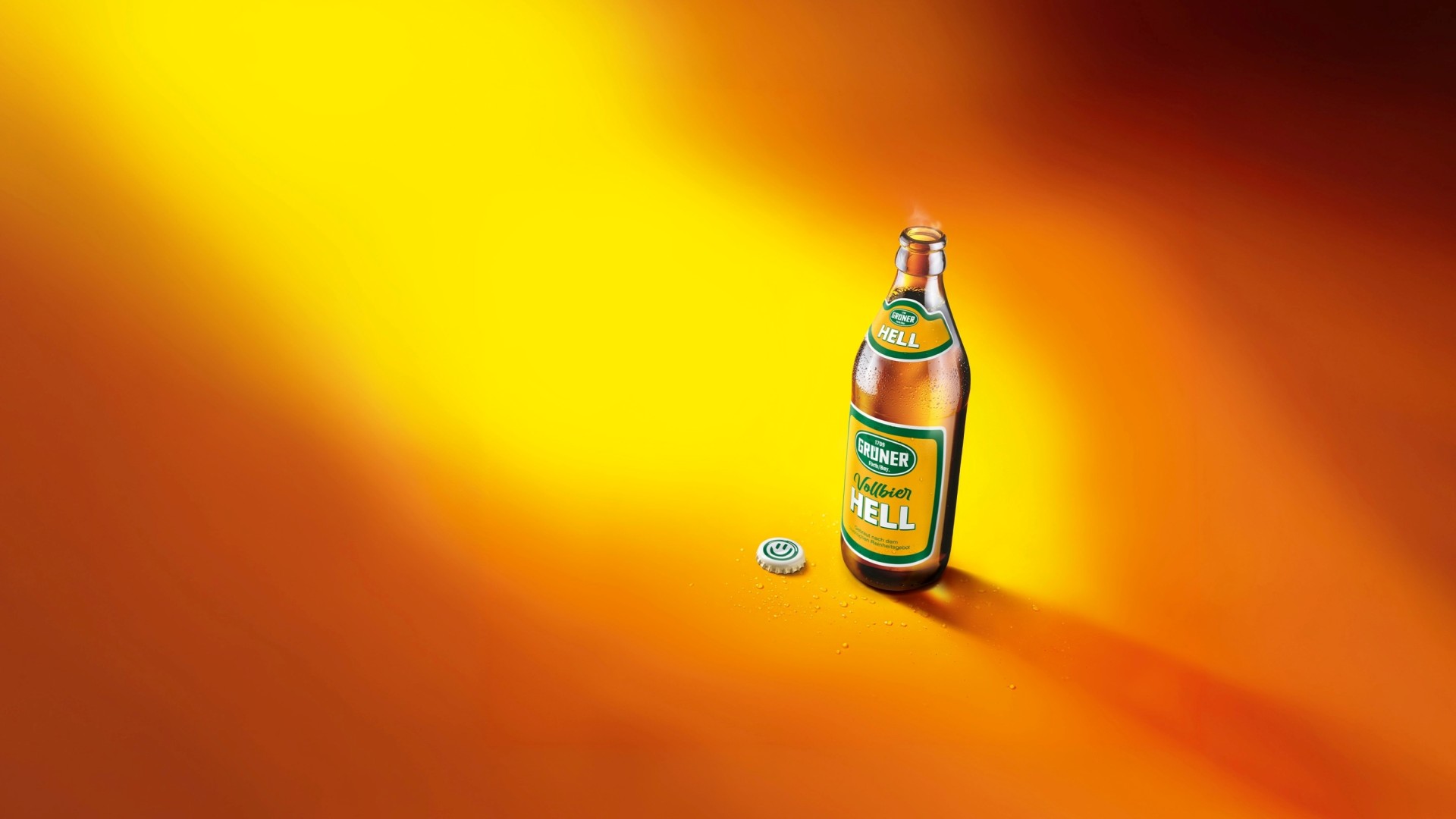 Eine betaute Flasche Grüner Vollbier Hell vor gelb-orangenem Hintergrund. 